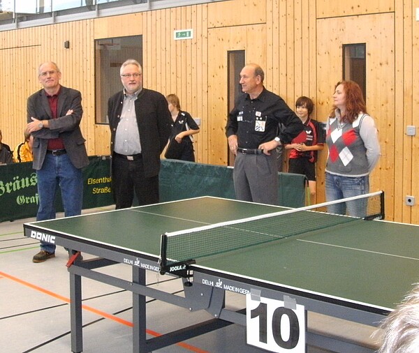 Nach den Grußworten des 1. Vorsitzenden des TSV Schönberg e. V. 1904 Herrn Günther Klampfl und des Schönberger Bürgermeisters Herrn Peter Siegert wurden die Spieler von Oberschiedsrichter Max Zizler in den Spielbetrieb eingewiesen. Auch Abteilungslei