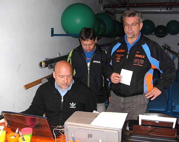 Während der Ansprachen wurde der Turnierverlauf von der Turnierleitung (v.l.n.r.: Werner Baisch, Franz Niedermaier und Bernhard Pendleder) der Spielbetrieb vorbereitet.